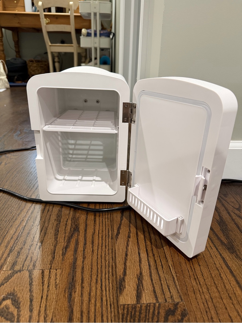 Frigidaire Gallery Compact White mini fridge - Picture 2 of 4